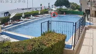 Mersin'de havuz faciasını görevli son anda önledi