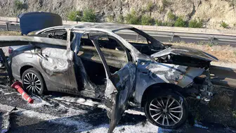 Bilecik yolunda kaza yapan otomobil alev aldı