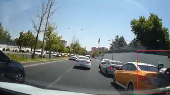 Diyarbakır'da motosikletin taksiye çarptığı anlar araç kamerasında