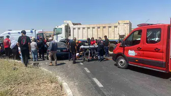 Batman'da kavşak kazası 4 kişi araçta sıkıştı