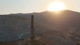 Elazığ Maden’de tarihi fabrika bacası gün batımıyla buluştu