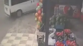 Elazığ’da bir minibüs kontrolden çıkıp evin bahçesine uçtu
