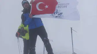 Erzurum Teknik Üniversitesi bayrağı Ağrı Dağı’nın zirvesine ulaştı