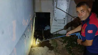 Adıyaman'da bir eve giren yılan ev sahiplerini korkuttu