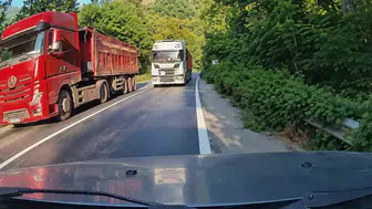 Karabük yollarında ölümle burun buruna gelen sürücü kamerada
