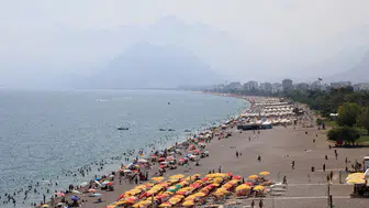 Antalya'da termometre 35'i gösterdi, hissedilen 42