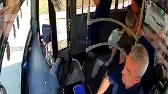 Emekli polis şoför fenalaşan yolcuyu hastaneye yetiştirdi