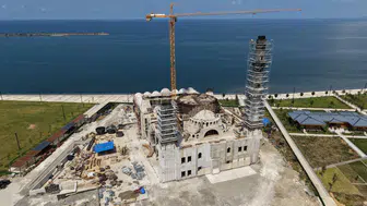 Rize sahilindeki dev cami inşaatı hızla yükseliyor