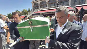 Yılmaz Büyükerşen kardeşini son yolculuğuna uğurladı