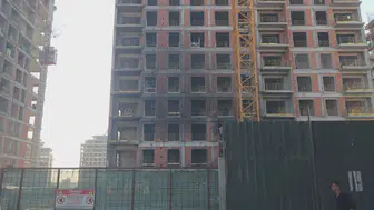 İnşaat alanında yangın çıktı, alevler kule vincine sıçradı