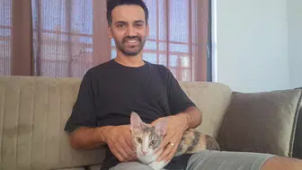 Antalya’da balkondan sarkan plaj çantasıyla kedi kurtarma operasyonu