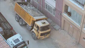 Belediyenin kamyonu park halindeyken yol göçtü, çukura gömüldü