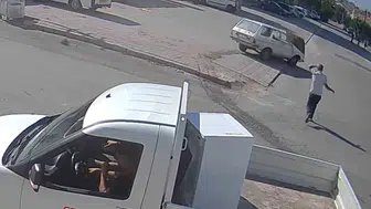 Karaman'da çarpışmanın şiddetiyle araçtan fırlayan sürücü peşinden koştu