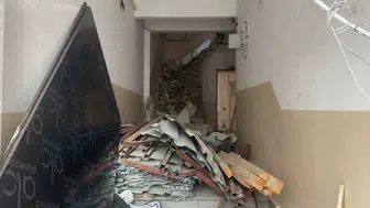 Fatih'te yıkımda iş makinesi çukura düştü, 2 işçi yaralı