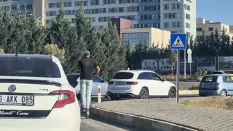Eskişehir trafiğinde skuter üzerinde telefonla konuşan sürücü tehlike saçtı