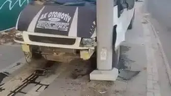 Direksiyon hakimiyeti kayboldu, transit direğe saplandı