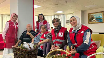 Düzce Kızılay gönüllüleri huzurevi sakinlerine fındık dağıttı