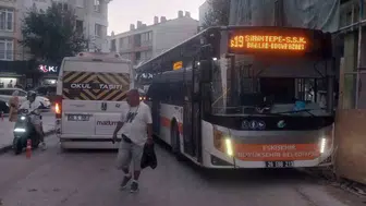 Dubaların yanına park eden servis, Eskişehir'de trafiği kilitledi