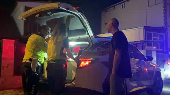 Polisin durdurduğu alkollü sürücü ceza yazılırken aracından içki getirdi