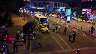 Beyoğlu’nda sekiz aracın karıştığı zincirleme kaza trafiği kilitledi