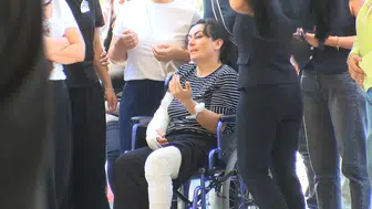 Alacak verecek dehşeti: Yaralı anne eşi ve oğlunu tekerlekli sandalyeyle uğurladı