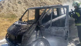 Duacılı'da sürücünün son anda indiği kamyonet alevlere teslim oldu