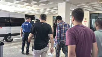 Edirne'de polis minibüsü durdurdu, içinden 19 düzensiz göçmen çıktı