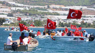 Mersin sularında 30 Ağustos coşkusu: Amatör balıkçılardan dev zafer konvoyu
