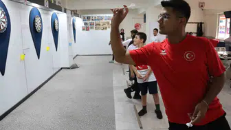 17 yaşındaki Şanlıurfalı dartçı Avrupa zirvesine kilitlendi