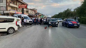 İnegöl yolunda otomobiller çarpıştı Motosikletli çift ölümden döndü