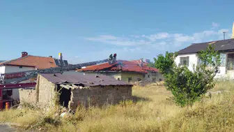 Şarkışla'da yangın paniği Ev küle döndü, 1 kişi hastanelik oldu