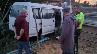 Afyon’da bahçeye giren minibüs alev aldı