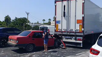 Kırmızı ışıkta duran tıra Tofaş çarptı, araç hurdaya döndü