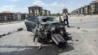 Eskişehir’de tırla çarpışan otomobil hurdaya döndü