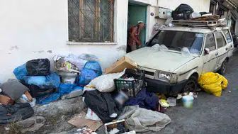 İzmir'de bir apartman çöp yığınları nedeniyle yaşanmaz hale geldi