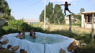 Yüksekova’da Kavurucu Sıcaklara Karşı Kendi Havuzlarını Kurdular