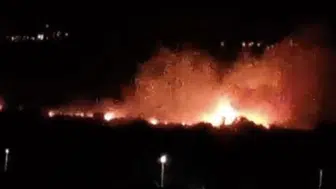 Sarayköy'de akşam karanlığında alevler Beylerbeyi'ndeki ovalık alanda yangın sürüyor
