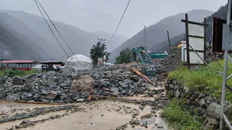 Uzungöl'de doğa alarm verdi: Turistik yollar kapandı, araçlar mahsur kaldı