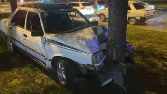 Virajı alamadı, ağaca çarptı 24 yaşındaki sürücü hastaneye kaldırıldı