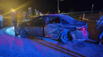 Isparta'da akşam saatlerinde kavşakta iki araç çarpıştı