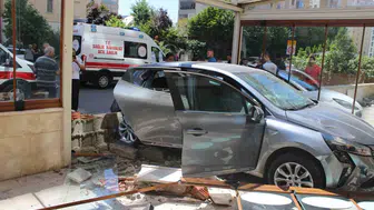 Kayseri'de trafik kazası Otomobil hızını alamayıp fırına daldı