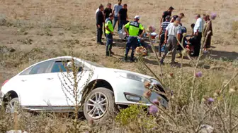 Van Saray yolunda bariyerlere çarpan araçta 3 kişi yaralandı
