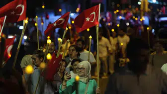 İzmit'te zafer coşkusu: Binlerce meşale geceyi gündüze çevirdi