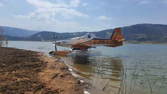İzmir'de orman yangınına giden uçak baraj göletinde kaldı