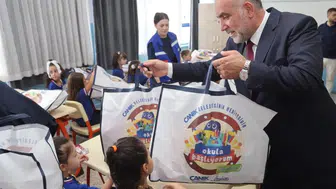 Canik'te okulun ilk günü sıralarda çanta ve kırtasiye sürprizi