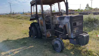 Kars’ta bir çiftçinin traktörü küle döndü