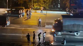 Gece yolun karşısına geçerken iki otomobilin çarptığı kadın öldü