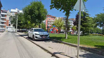 Eskişehir’de kaldırıma park eden araç yayalara yolu kapattı