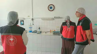 Stajyer öğrenciler gıda tesislerinde mutfağın arka planını inceledi