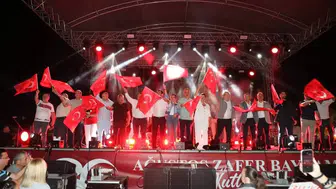 Edremit'te 30 Ağustos coşkusu: 40 bin kişi tek yürek oldu